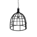 Een zwarte metalen hanglamp met een open kooiontwerp, met een koepelvorm. De lamp hangt aan een ketting, met een zichtbare lampfitting in het midden bovenaan.
