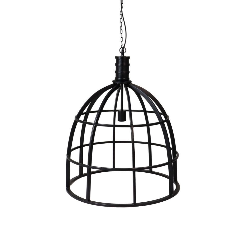 Een zwarte metalen hanglamp met een open kooiontwerp, met een koepelvorm. De lamp hangt aan een ketting, met een zichtbare lampfitting in het midden bovenaan.