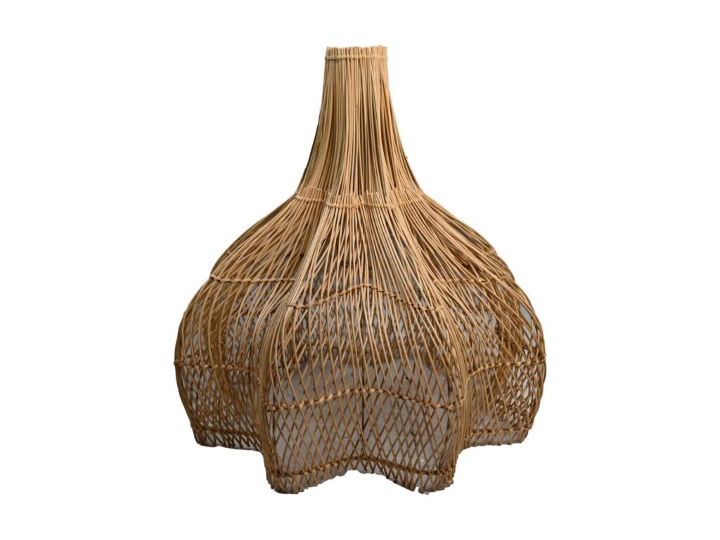 Een grote, ingewikkelde rieten mand met een hoge, smalle hals en een brede, bolvormige basis. Het weefsel is strak en gestructureerd, wat het een elegante, decoratieve uitstraling geeft. De mand staat op een effen witte achtergrond.