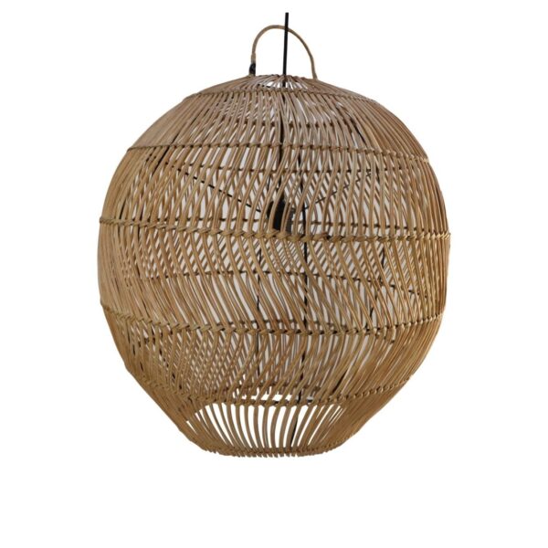 Een bolvormige rotan hanglamp met een open weefpatroon. Het natuurlijke rotan creëert een warme, aardse sfeer. Het hangt aan een zwarte kabel, geschikt om sfeerverlichting in een kamer te bieden.