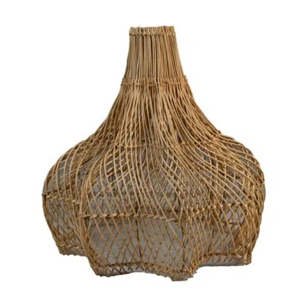 Een decoratieve lampenkap van gevlochten rotan, met een bolvormige basis en smalle hals, die een ingewikkeld roosterpatroon vormen. De textuur en natuurlijke kleur van het rotan zijn prominent zichtbaar.