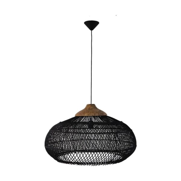 Een moderne hanglamp met een zwarte geweven gaaskap hangt aan het plafond met een dunne draad. De bovenkant van de kap is voorzien van een houten accent, wat een stijlvol en eigentijds ontwerp creëert.
