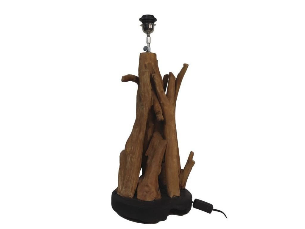 Tafellamp met een voet van verticale, onregelmatige houten takken, wat een rustieke en natuurlijke uitstraling geeft. De lamp heeft een zwart snoer en een metalen fitting aan de bovenkant, zonder lampenkap.