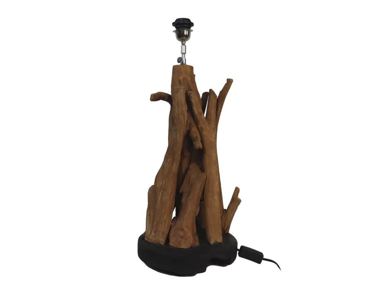 Tafellamp met een voet van verticale, onregelmatige houten takken, wat een rustieke en natuurlijke uitstraling geeft. De lamp heeft een zwart snoer en een metalen fitting aan de bovenkant, zonder lampenkap.