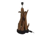 Tafellamp met een voet van verticale, onregelmatige houten takken, wat een rustieke en natuurlijke uitstraling geeft. De lamp heeft een zwart snoer en een metalen fitting aan de bovenkant, zonder lampenkap.