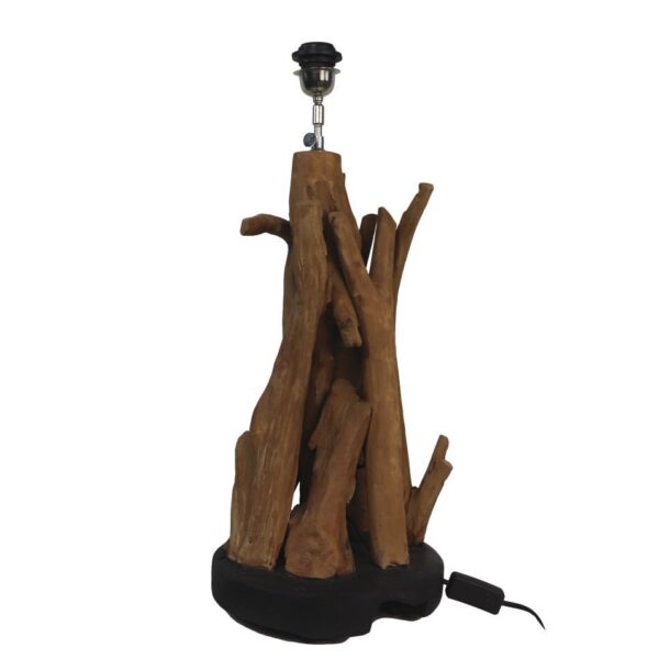 Tafellamp met een voet van verticale, onregelmatige houten takken, wat een rustieke en natuurlijke uitstraling geeft. De lamp heeft een zwart snoer en een metalen fitting aan de bovenkant, zonder lampenkap.