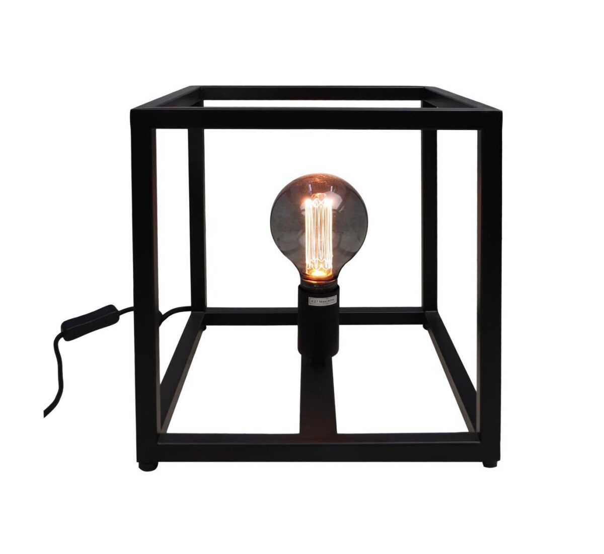 Een moderne, minimalistische zwarte metalen kubus tafellamp met een zichtbare gloeilamp erin. Het snoer van de lamp loopt vanaf de zijkant. Het geometrische ontwerp benadrukt eenvoud en industriële stijl.