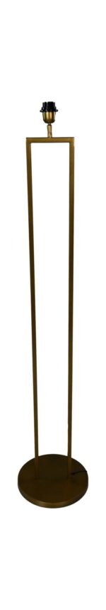 Een hoge, moderne staande lamp van messing met een minimalistisch design. Het heeft een ronde basis en een slank, rechthoekig frame dat de lamp bovenaan ondersteunt.