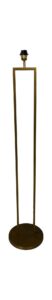 Een hoge, moderne staande lamp van messing met een minimalistisch design. Het heeft een ronde basis en een slank, rechthoekig frame dat de lamp bovenaan ondersteunt.