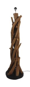 Een staande lamp met een artistieke basis van in elkaar gevlochten houten takken, wat een rustieke en natuurlijke look creëert. De lampenkaphouder is zichtbaar aan de bovenkant en de structuur staat op een ronde zwarte basis.