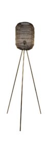 Een metalen staande lamp met een cilindrische kap van gaas, ondersteund door drie slanke metalen poten, tegen een witte achtergrond.