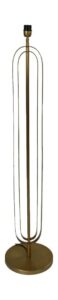 Een hoge, moderne staande lamp van messing met een minimalistisch design. Het heeft een eenvoudig, gebogen frame en een ronde voet. De bovenkant van de lamp is open, ontworpen om een gloeilamp te kunnen plaatsen.