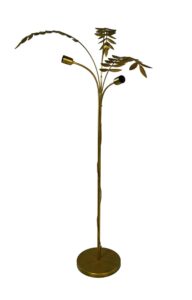 Gouden vloerlamp met meerdere takken die lijken op plantenstengels, met bladeren en drie verstelbare lampen. De voet is rond en stevig, wat het elegante, botanische ontwerp van de lamp aanvult.