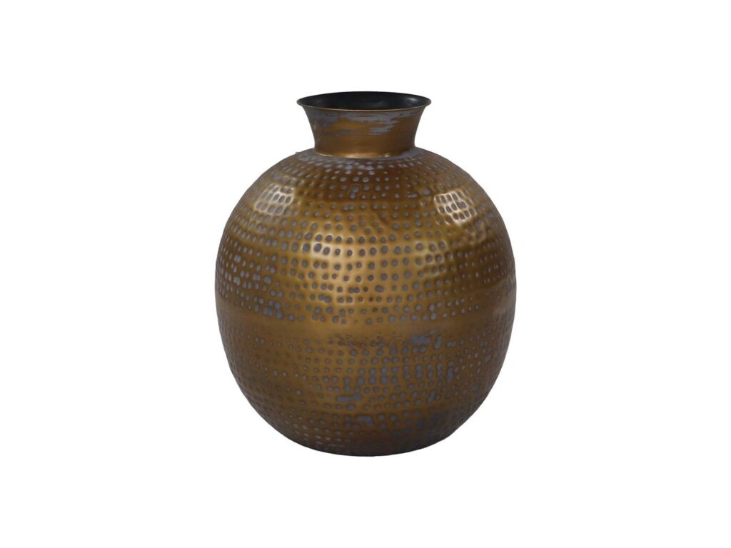 Een ronde, metalen vaas met een brede opening en een gehamerde textuur. Het oppervlak heeft een bronzen afwerking met subtiele kleurvariaties, wat het een antieke look geeft. De vaas loopt iets taps toe bij de hals, wat een elegante, klassieke vorm creëert.