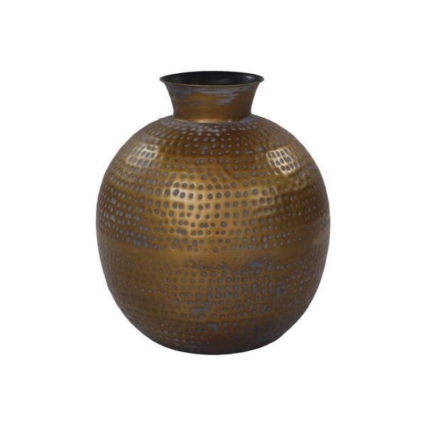 Een ronde, metalen vaas met een brede opening en een gehamerde textuur. Het oppervlak heeft een bronzen afwerking met subtiele kleurvariaties, wat het een antieke look geeft. De vaas loopt iets taps toe bij de hals, wat een elegante, klassieke vorm creëert.