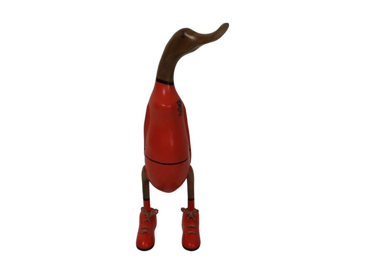 Een houten eendensculptuur met een verlengde nek, met rode schoenen. De eend staat rechtop met een gladde, gepolijste afwerking. De schoenen hebben veters en gedetailleerde stiksels, wat een grillige toets aan het kunstwerk toevoegt.