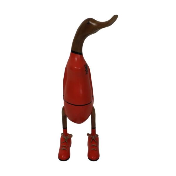 Een houten eendensculptuur met een verlengde nek, met rode schoenen. De eend staat rechtop met een gladde, gepolijste afwerking. De schoenen hebben veters en gedetailleerde stiksels, wat een grillige toets aan het kunstwerk toevoegt.