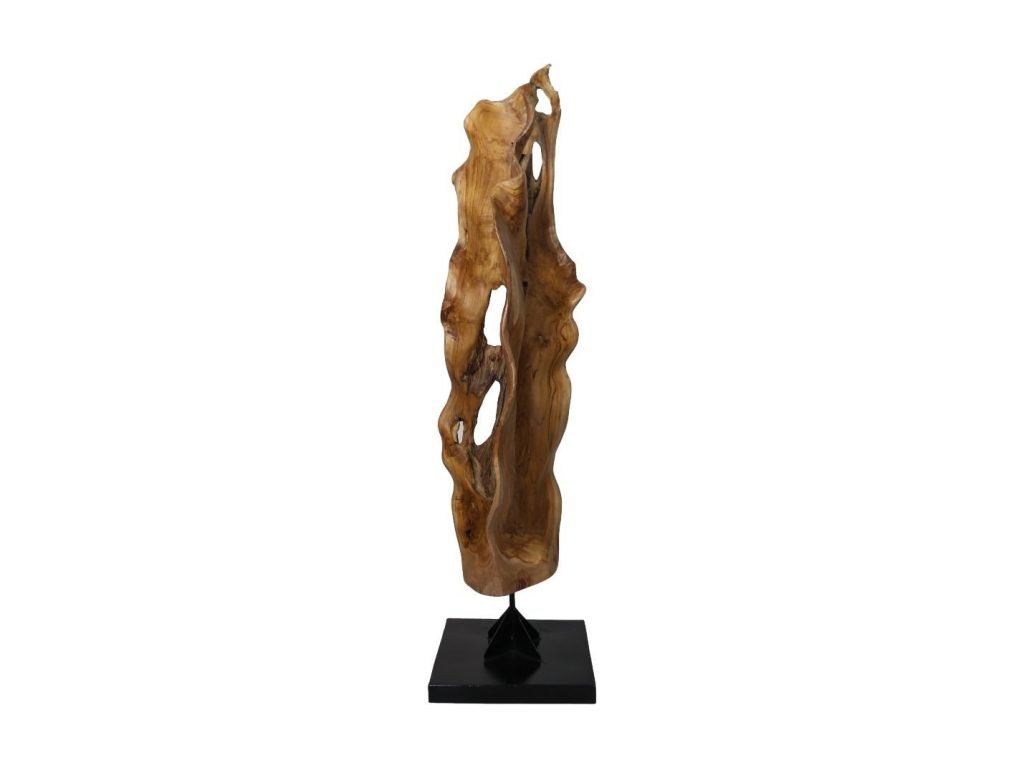 Een hoog, abstract houten beeld met een natuurlijke, organische vorm en vloeiende rondingen, gemonteerd op een zwarte rechthoekige basis. Het hout heeft een aardse bruine toon en heeft enkele holle delen.