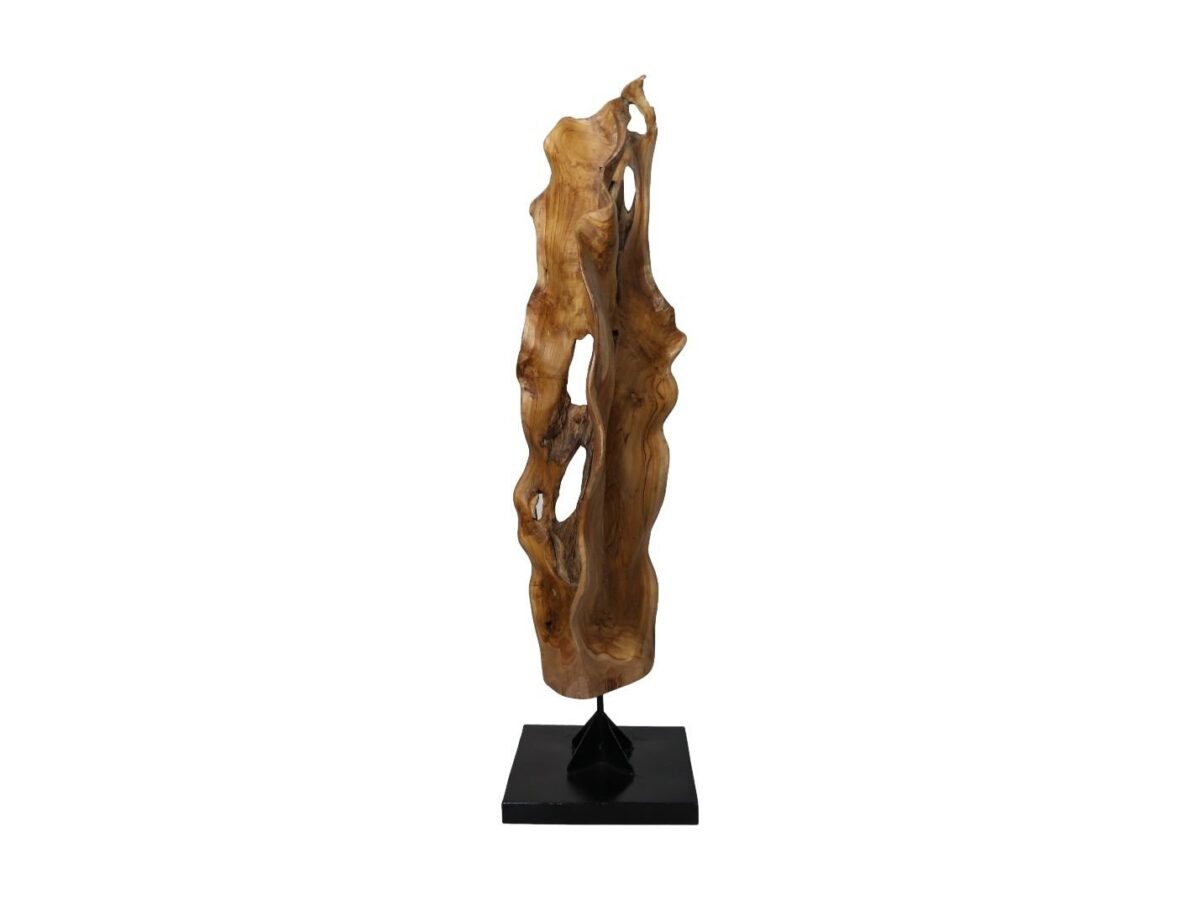 Een hoog, abstract houten beeld met een natuurlijke, organische vorm en vloeiende rondingen, gemonteerd op een zwarte rechthoekige basis. Het hout heeft een aardse bruine toon en heeft enkele holle delen.