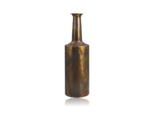 Een hoge, cilindrische bronzen vaas met een smalle hals en een licht uitlopende opening. De vaas heeft een glad, reflecterend oppervlak met een warme, rustieke patina.