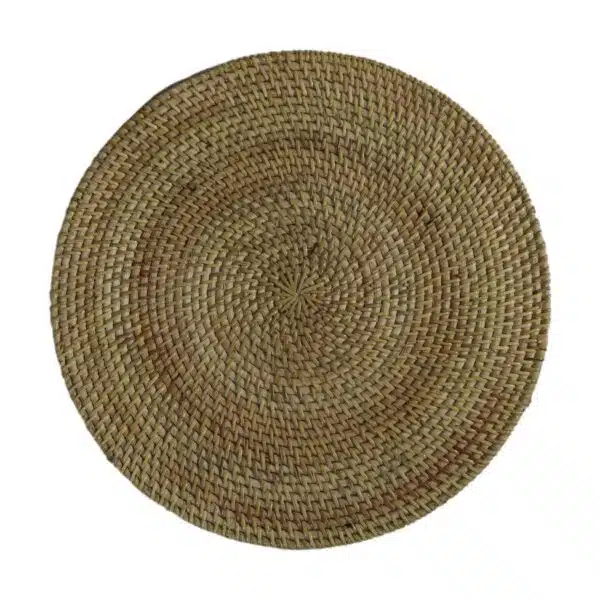 Een ronde, geweven stro placemat met een strak patroon, met natuurlijke beige en bruine tinten. De textuur is ingewikkeld en consistent over het hele oppervlak.