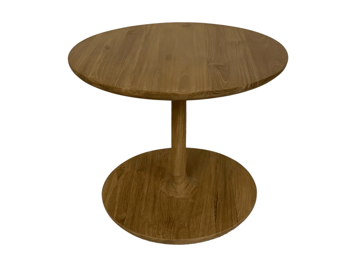 Een ronde houten bijzettafel met een eenvoudig, glad ontwerp. De tafel heeft een enkele centrale voet die het bovenoppervlak verbindt met een ronde basis. Het ziet er stevig uit en is gemaakt van een natuurlijke houtafwerking.