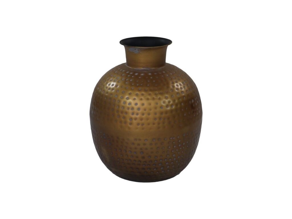 Een ronde, gouden metalen vaas met een smalle hals en brede basis met een gestructureerd oppervlak met kleine, gelijkmatig verdeelde inkepingen. De vaas schittert subtiel, met een donkere binnenkant.
