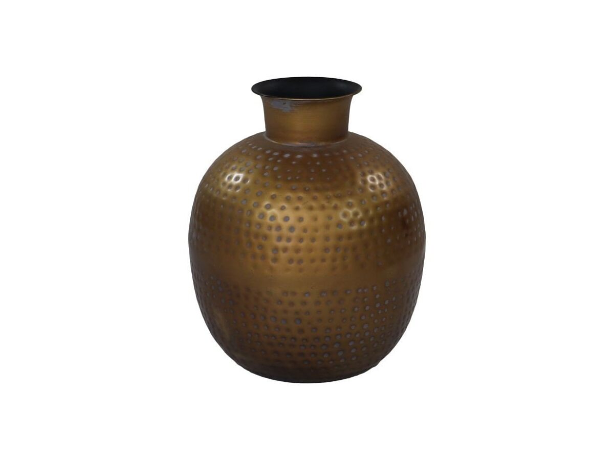 Een ronde, gouden metalen vaas met een smalle hals en brede basis met een gestructureerd oppervlak met kleine, gelijkmatig verdeelde inkepingen. De vaas schittert subtiel, met een donkere binnenkant.