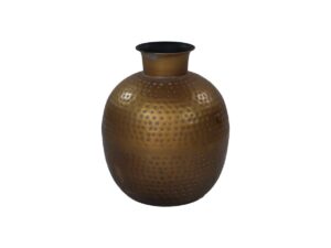 Een ronde, gouden metalen vaas met een smalle hals en brede basis met een gestructureerd oppervlak met kleine, gelijkmatig verdeelde inkepingen. De vaas schittert subtiel, met een donkere binnenkant.