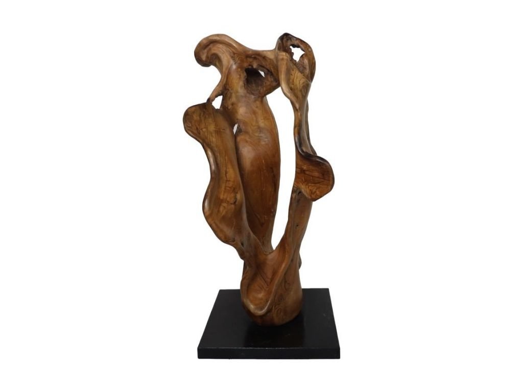 Abstract houten beeld met vloeiende, vloeiende rondingen en natuurlijke nerfpatronen, gemonteerd op een zwarte rechthoekige basis. Het beeld heeft een organische vorm, met gedraaide en verweven elementen die een dynamische uitstraling creëren.
