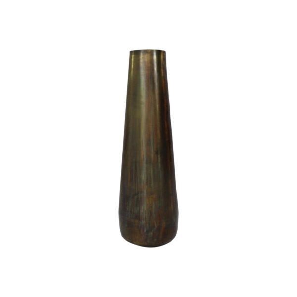 Een hoge, slanke, cilindrische messing vaas met een licht taps toelopende bovenkant, tegen een effen witte achtergrond. De vaas heeft een glad, gepolijst oppervlak met subtiele kleurvariaties.