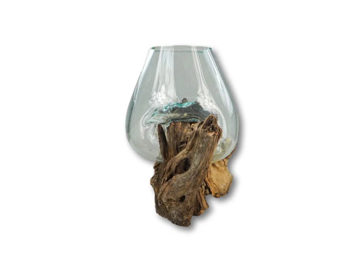 Een heldere, gebogen glazen vaas rust op een natuurlijke, rustieke houten basis. Het glas lijkt om het hout heen te zijn gevormd, waardoor een harmonieuze mix van natuurlijke en ambachtelijke elementen ontstaat. De achtergrond is wit.