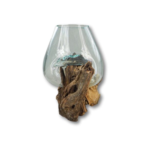 Een heldere, gebogen glazen vaas rust op een natuurlijke, rustieke houten basis. Het glas lijkt om het hout heen te zijn gevormd, waardoor een harmonieuze mix van natuurlijke en ambachtelijke elementen ontstaat. De achtergrond is wit.