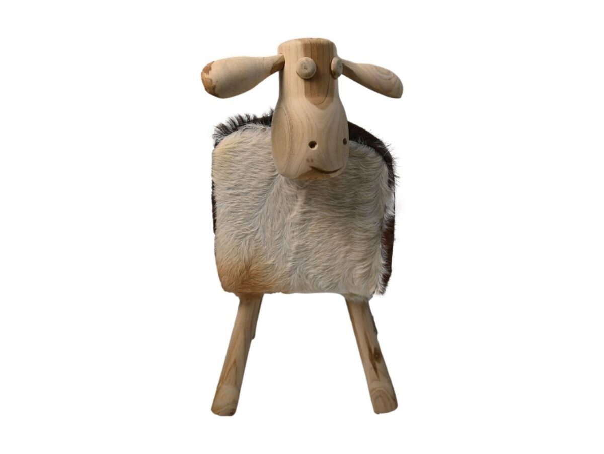 Houten schaapbeeldje met een natuurlijke houtafwerking, met een simplistisch ontwerp. Het heeft een rechthoekig lichaam bedekt met bontachtig materiaal, vier rechte poten en een ovaal hoofd met twee uitstekende oren. De achtergrond is effen wit.