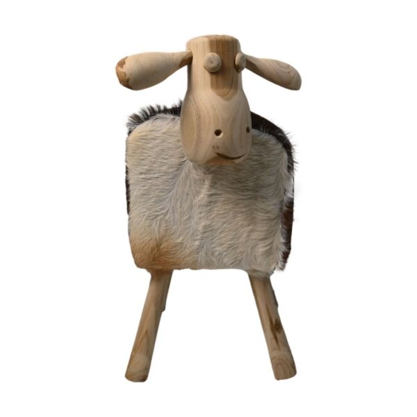Houten schaapbeeldje met een natuurlijke houtafwerking, met een simplistisch ontwerp. Het heeft een rechthoekig lichaam bedekt met bontachtig materiaal, vier rechte poten en een ovaal hoofd met twee uitstekende oren. De achtergrond is effen wit.