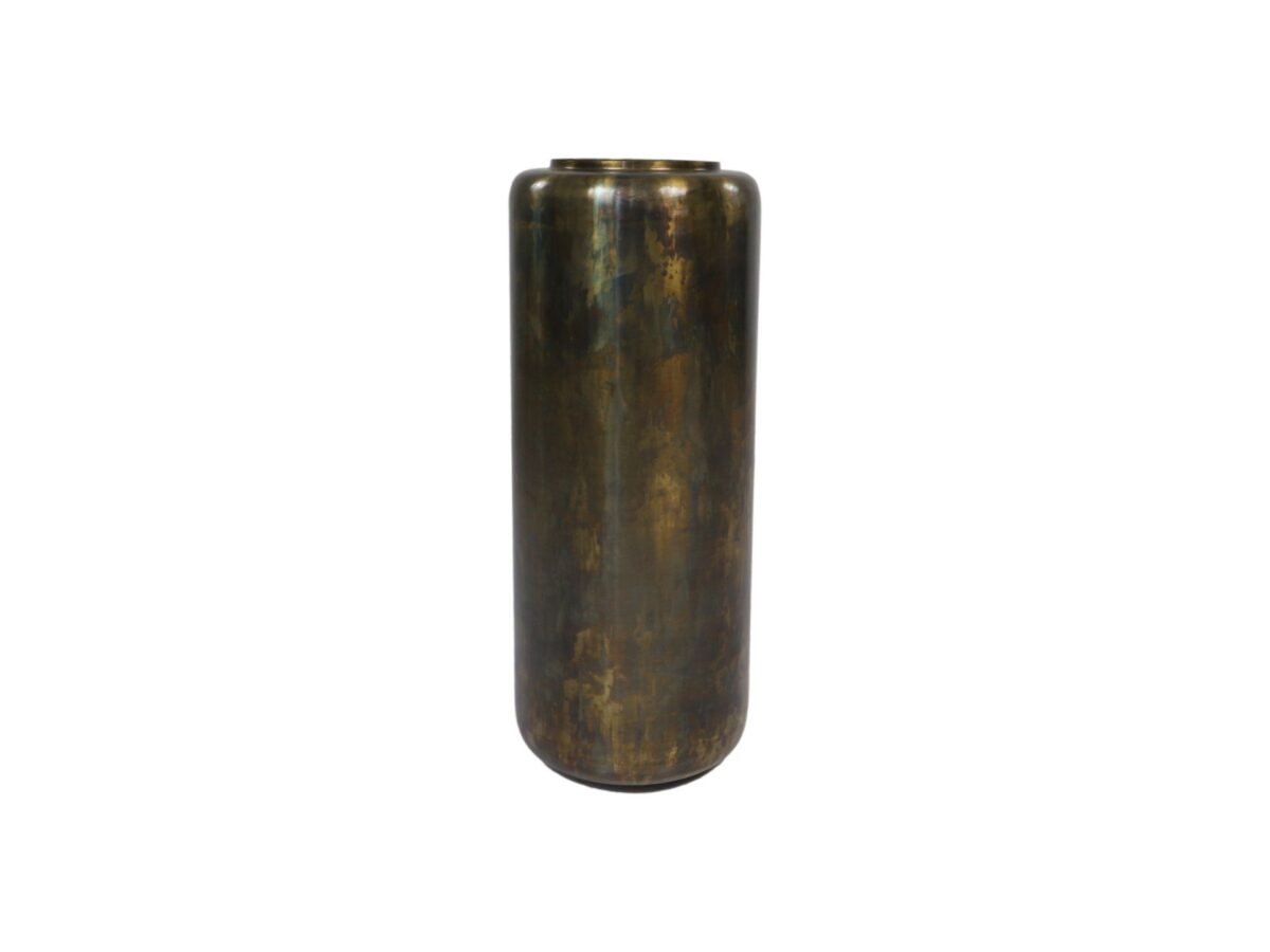 Een hoge, cilindrische metalen vaas met een donkere, iriserende afwerking en een smalle opening aan de bovenkant. Het oppervlak heeft een licht gevlekte textuur met verschillende tinten bruin en groen.