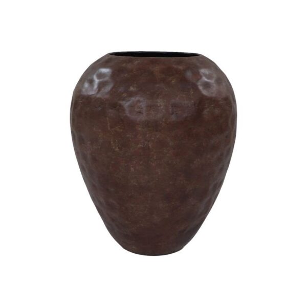 Een hoge, ovale bronzen vaas met een gehamerde textuur en een licht taps toelopende bodem, tegen een effen witte achtergrond.
