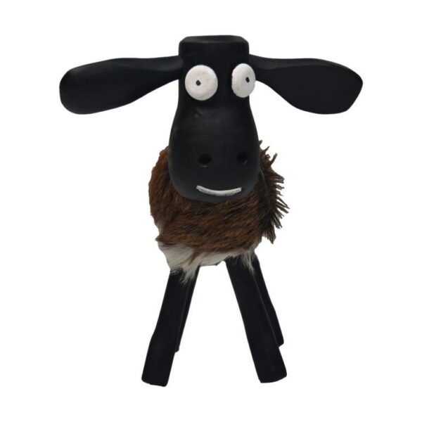 Een grillig, cartoonachtig schaapfiguurtje staat met zwarte oren, poten en kop. Het heeft brede, witte ogen en een fuzzy bruin en wit lichaam. De uitdrukking van het schaap lijkt speels en humoristisch.