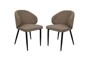Twee bruine gestoffeerde eetkamerstoelen met gebogen rugleuningen en zwarte metalen poten staan tegenover elkaar. Het ontwerp is modern en minimalistisch.
