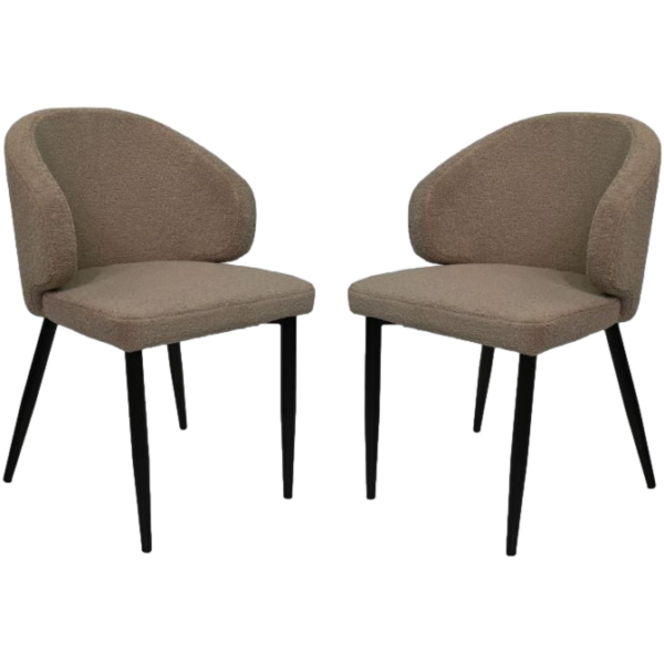 Twee bruine gestoffeerde eetkamerstoelen met gebogen rugleuningen en zwarte metalen poten staan tegenover elkaar. Het ontwerp is modern en minimalistisch.