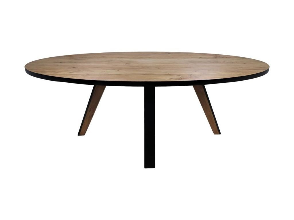 Een ronde houten salontafel met een lichtbruin blad en drie zwarte metalen poten, gerangschikt in een driepootconfiguratie. De tafel heeft een minimalistisch en modern design.