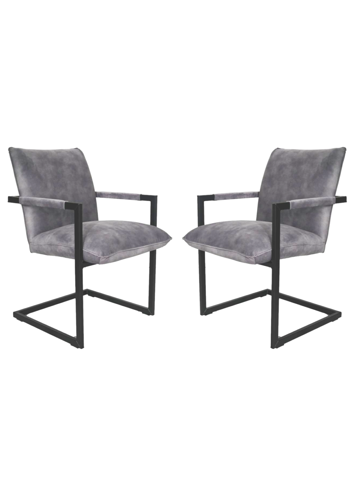 Twee moderne accentstoelen met zachte grijze bekleding en zwarte metalen frames. Elke stoel heeft een gewatteerde zitting en rugleuning, met armleuningen die uit het frame steken. Ze staan tegenover elkaar en tonen een eigentijds, minimalistisch ontwerp.