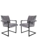 Twee moderne accentstoelen met zachte grijze bekleding en zwarte metalen frames. Elke stoel heeft een gewatteerde zitting en rugleuning, met armleuningen die uit het frame steken. Ze staan tegenover elkaar en tonen een eigentijds, minimalistisch ontwerp.