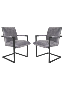 Twee moderne accentstoelen met zachte grijze bekleding en zwarte metalen frames. Elke stoel heeft een gewatteerde zitting en rugleuning, met armleuningen die uit het frame steken. Ze staan tegenover elkaar en tonen een eigentijds, minimalistisch ontwerp.