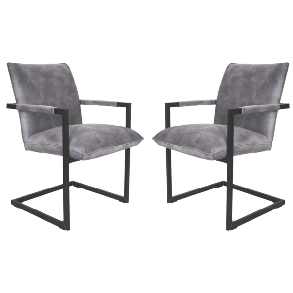 Twee moderne accentstoelen met zachte grijze bekleding en zwarte metalen frames. Elke stoel heeft een gewatteerde zitting en rugleuning, met armleuningen die uit het frame steken. Ze staan tegenover elkaar en tonen een eigentijds, minimalistisch ontwerp.