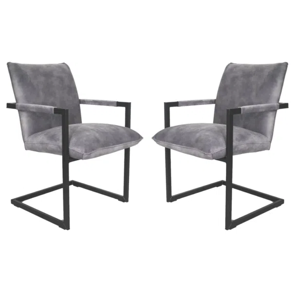 Twee moderne accentstoelen met zachte grijze bekleding en zwarte metalen frames. Elke stoel heeft een gewatteerde zitting en rugleuning, met armleuningen die uit het frame steken. Ze staan tegenover elkaar en tonen een eigentijds, minimalistisch ontwerp.