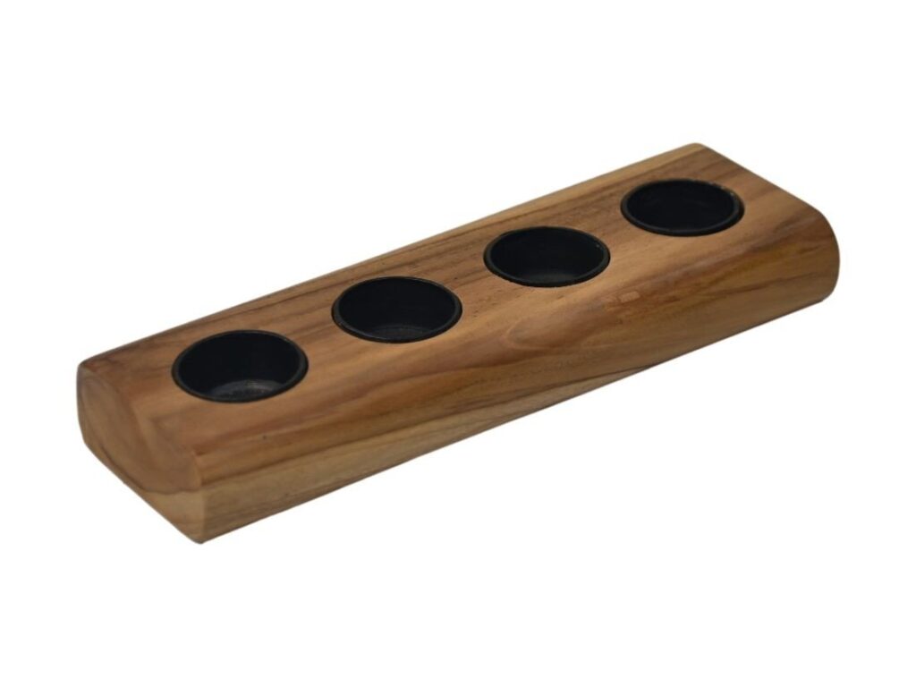 Een rechthoekige houten houder met een gladde afwerking, voorzien van vier gelijkmatig verdeelde, ronde, zwarte compartimenten op het oppervlak, ontworpen voor het opbergen van kleine voorwerpen.