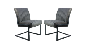 Twee moderne stoelen met donkergrijze gestoffeerde zittingen en rugleuningen. De stoelen hebben een strak design met zwarte metalen cantileverpoten en verticale stiksels op de bekleding. Ze staan tegenover elkaar.