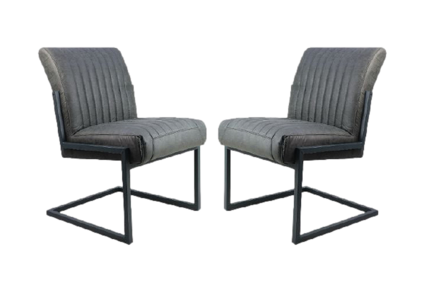 Twee moderne stoelen met donkergrijze gestoffeerde zittingen en rugleuningen. De stoelen hebben een strak design met zwarte metalen cantileverpoten en verticale stiksels op de bekleding. Ze staan tegenover elkaar.