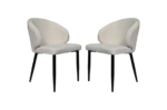 Twee moderne witte gestoffeerde stoelen met gebogen rugleuningen en zwarte metalen poten staan tegenover elkaar. Het ontwerp is minimalistisch en eigentijds, geschikt voor een eet- of woonkamer.
